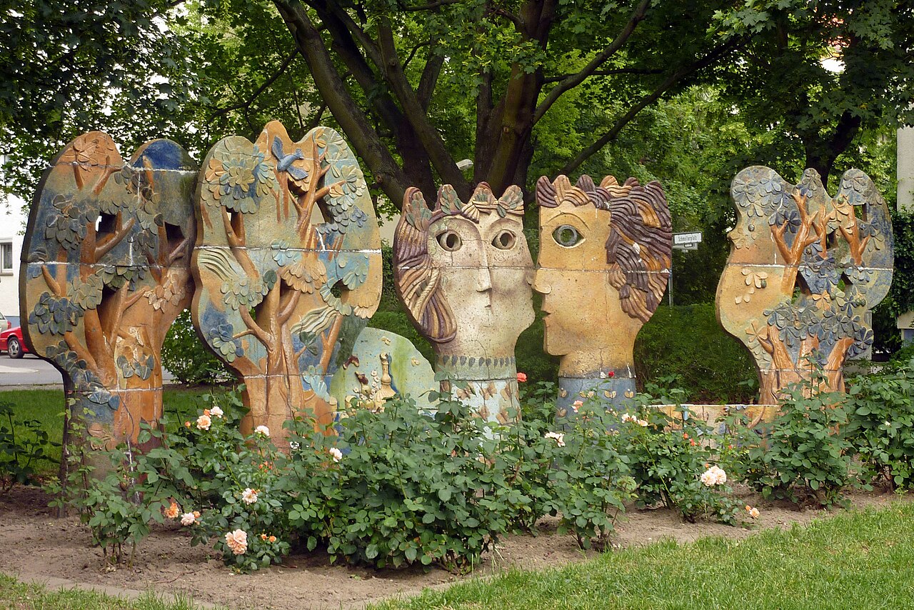 Plastik 'Baumträume' auf dem Schmollerplatz in Berlin-Alt-Treptow