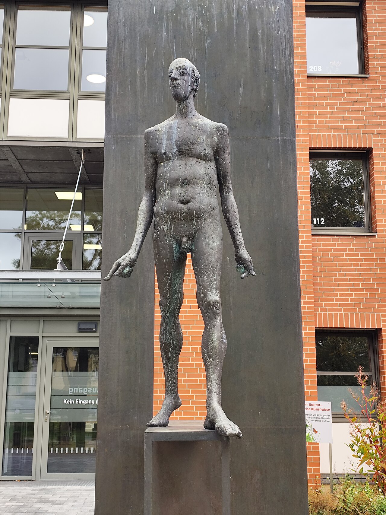 Skulptur Menschenrechte (Karl Ulrich Nuss) am Amtsgericht Wolfsburg