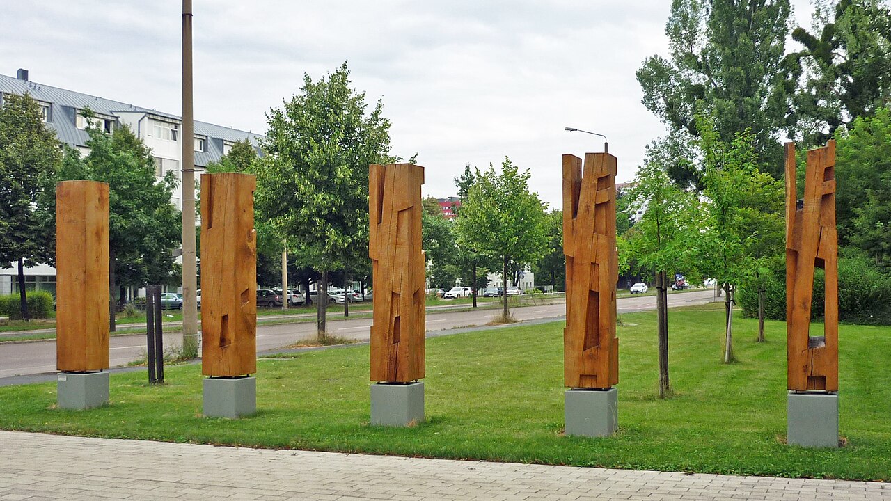 Holzstelen Metamorphose von Kerstin Vicent 2012 in Dresden-Südvorstadt, Zellescher Weg 24
