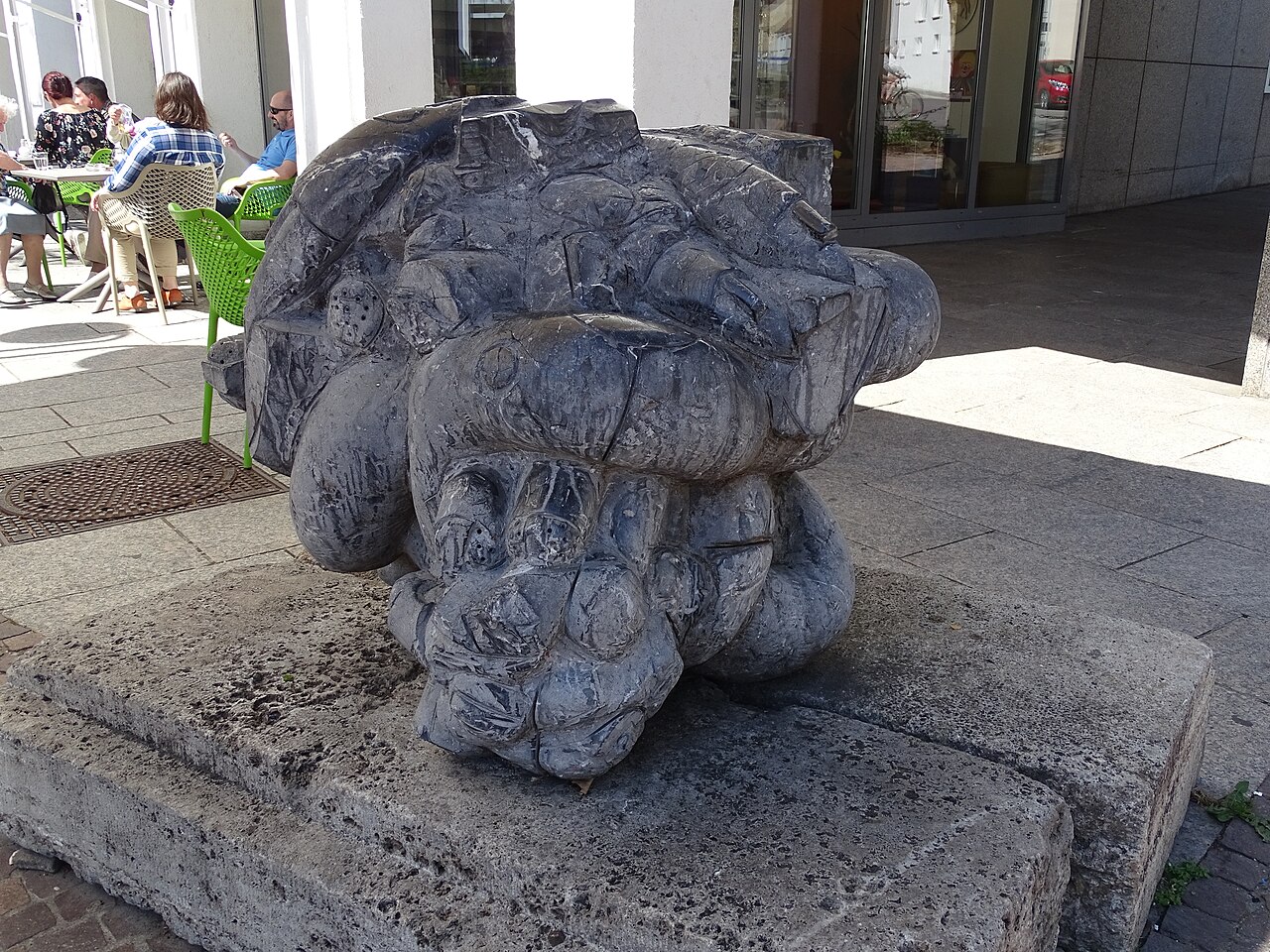 Meteorit, Skulptur von Adochi 1985 auf dem Marktplatz in Sindelfingen