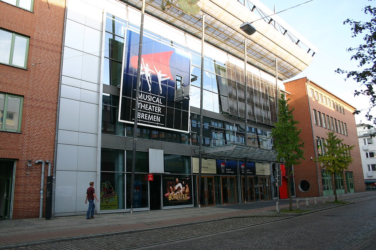 Vorderansicht Musicaltheater Bremen, Ansicht von Links