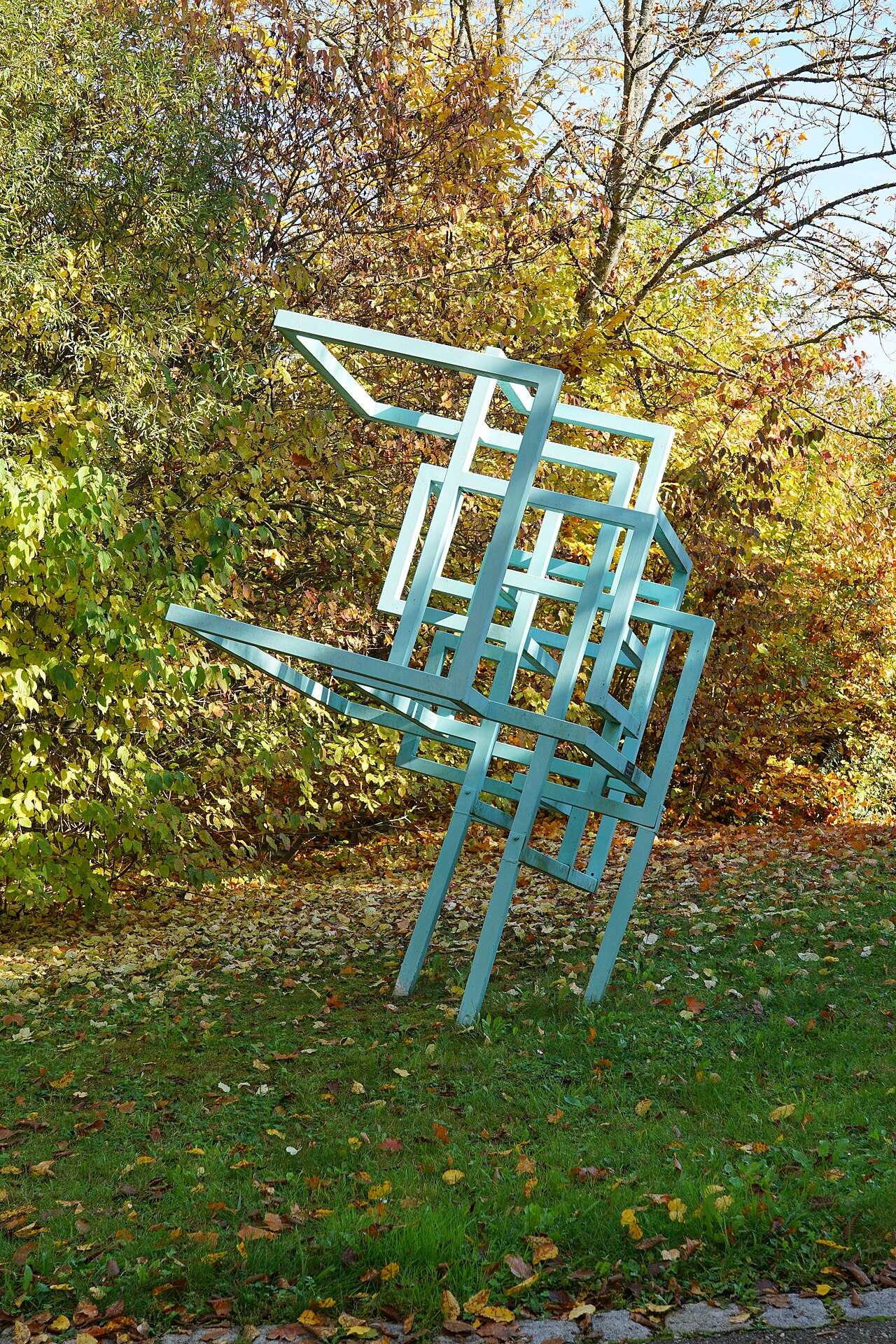 Mineral-Kristall, Skulptur von Hellmut Ehrath von 1990 vor der Mineraltherme Böblingen