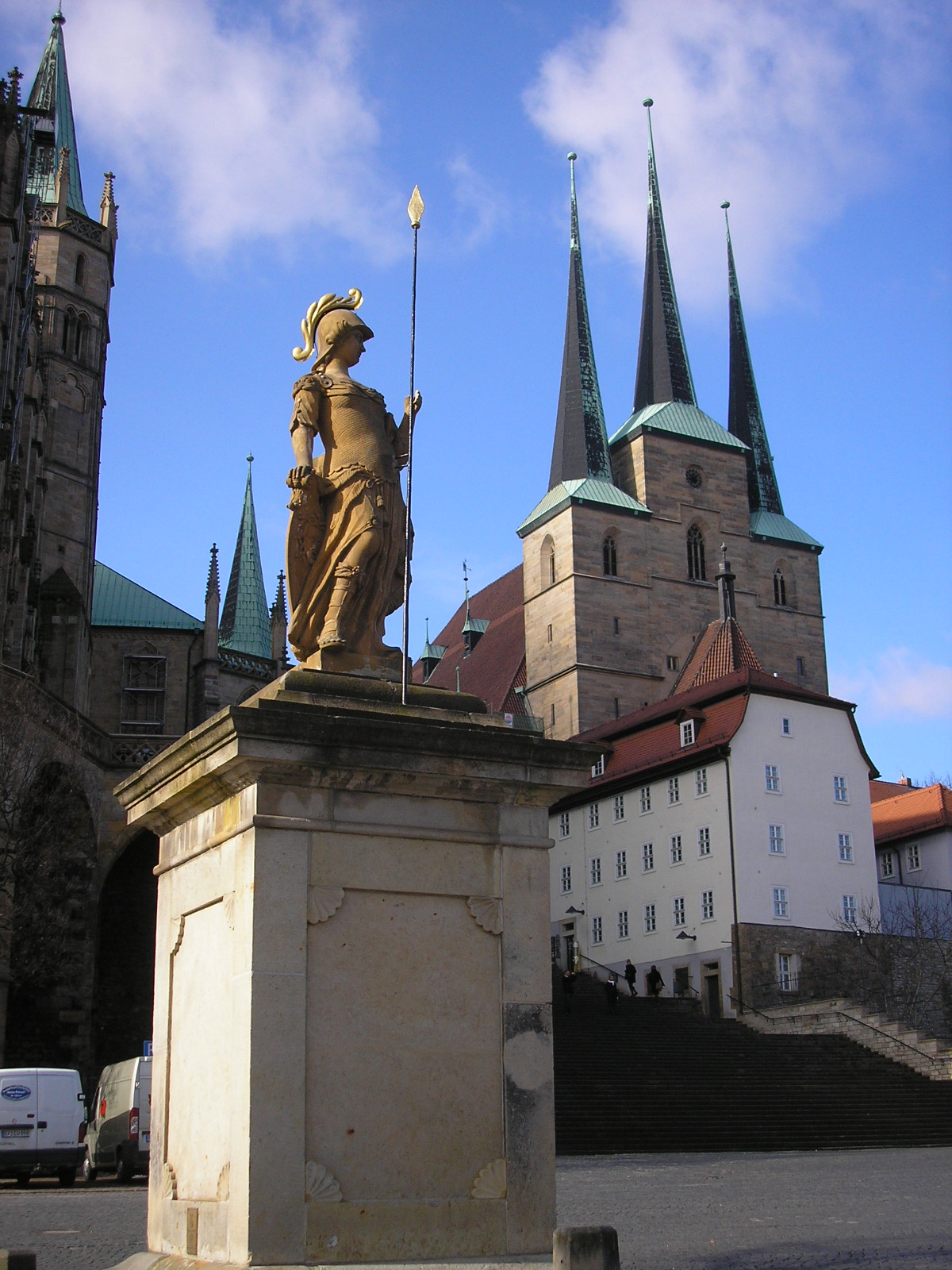 Der Minervabrunnen auf dem Domplatz in Erfurt (Thüringen)