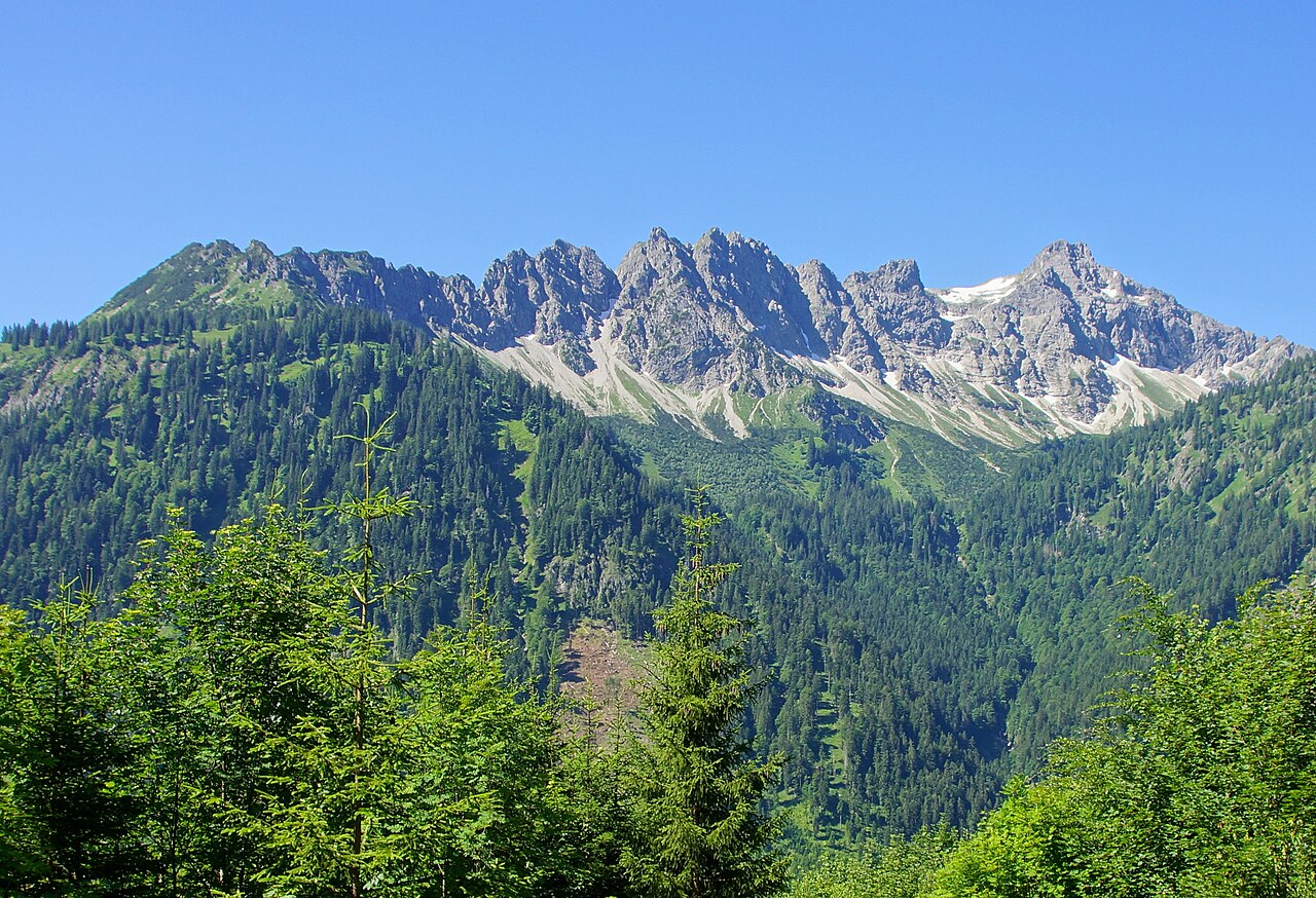 Mittagspitze, Pfannenhölzer und Kleiner Daumen von oberhalb des Hinteren Dorfs bei Hinterstein