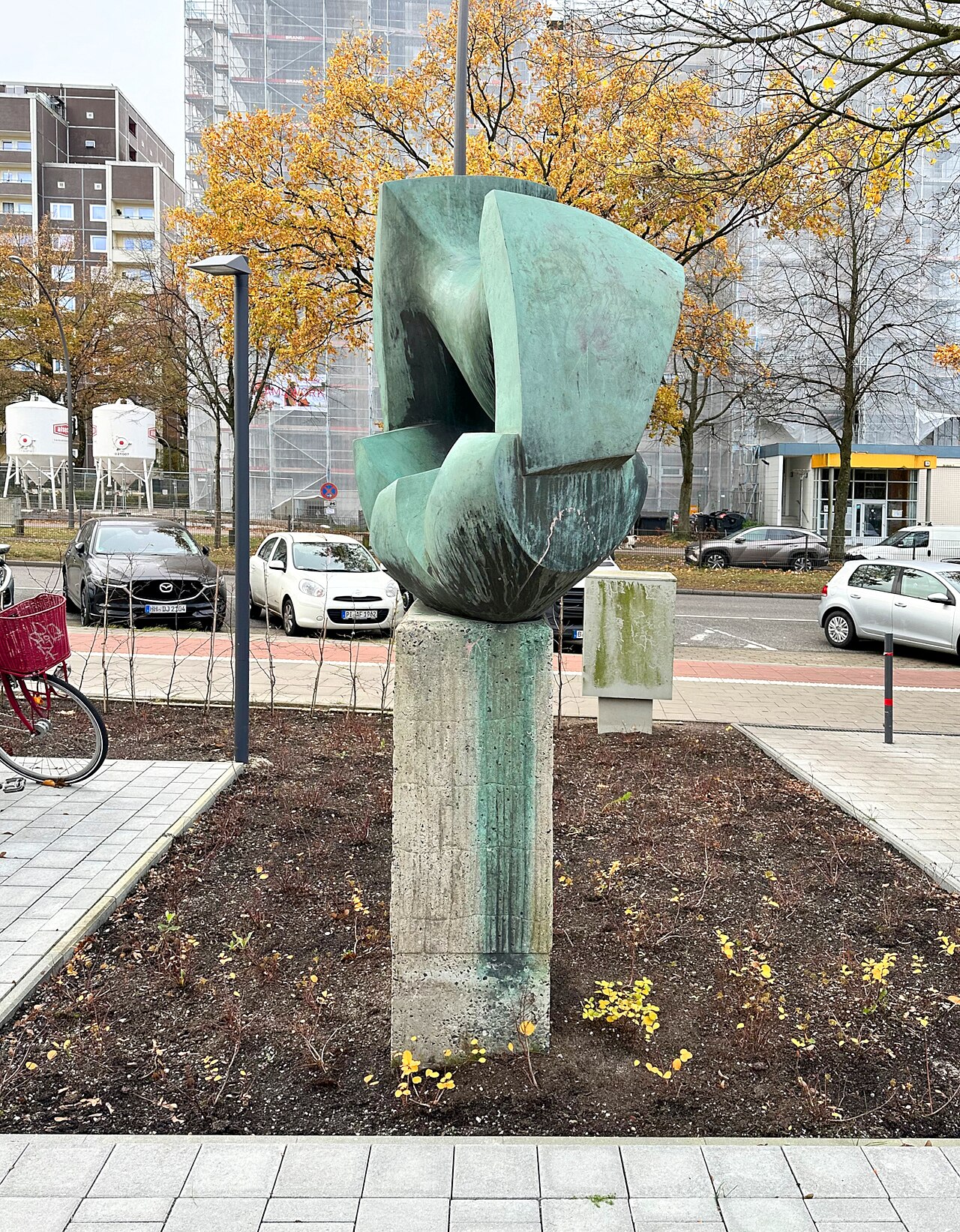 Bronzeskulptur "Möwen" (1968) von Johannes Ufer , Bornheide 80-82, Hamburg-Lurup