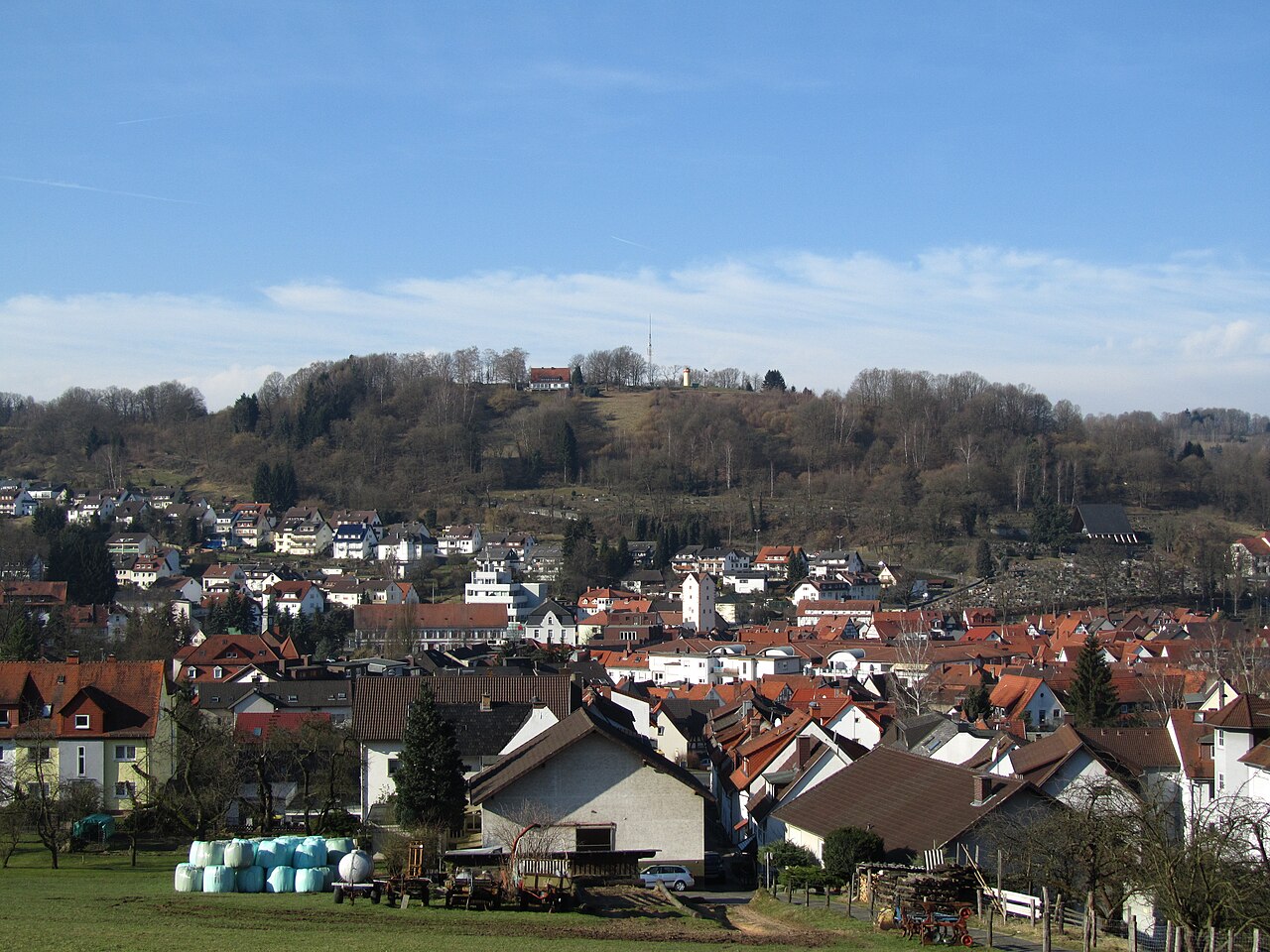 Blick nach Westen von der Hochstraße über Bad Orb zum Molkenberg mit dem Wartturm