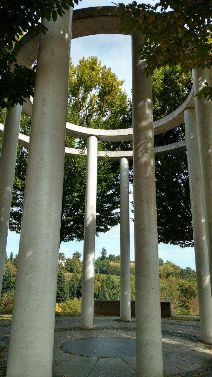 Moderner Monopteros im Schlosspark Hohenheim