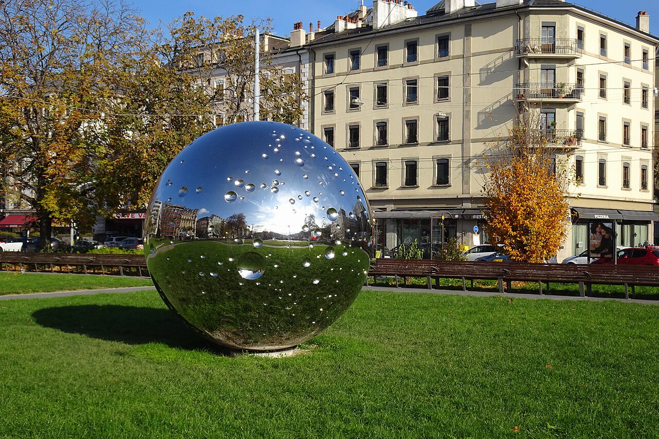 Sculpture « Moon » de Not Vital, dans le parc Harry-Marc, sur la plaine de Plainpalais, à Genève