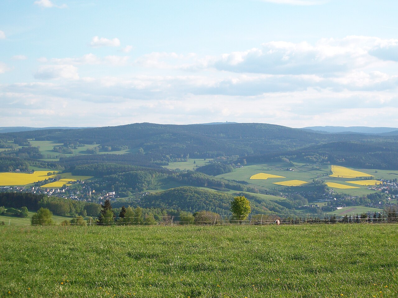 Bernsbach, Blick zu Morgenleithe und Auersberg (2016)