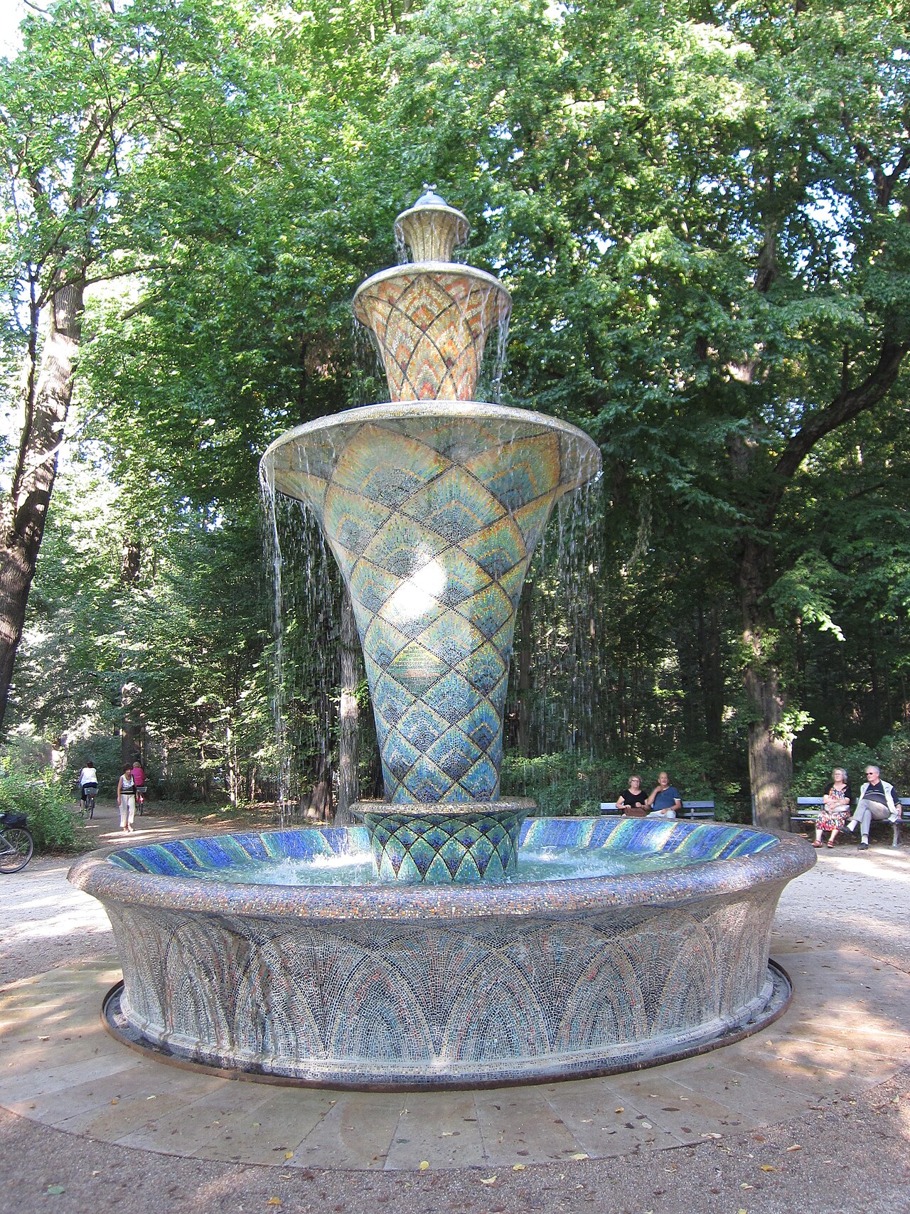 Der Mosaikbrunnen in Dresdner Großen Garten am Tag nach der Wiedereröffnung nach zweijähriger Sanierung
