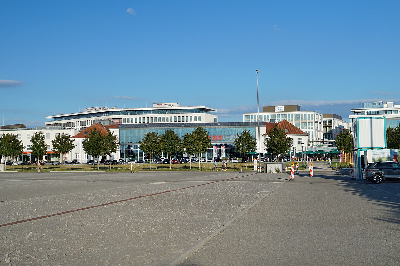 Motorworld Region Stuttgart auf dem Flugfeld in Böblingen
