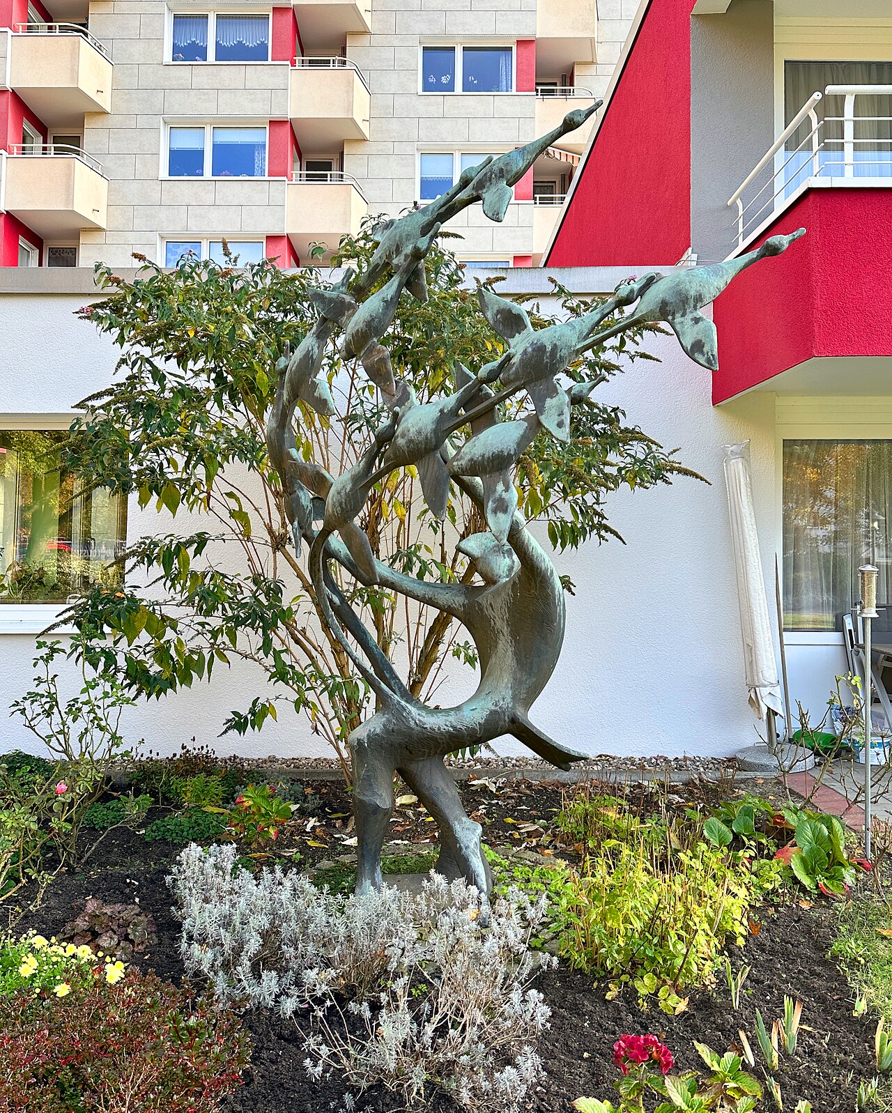 Bronzeplastik "Münchhausenbrunnen" von Gisela Engelin-Hommes , VHW-Pflegeheim, Rehrstieg 44, Hamburg-Hausbruch