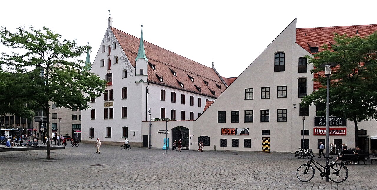 Totale Ansicht des Münchner Stadtmuseums mitsamt dem Filmmuseum