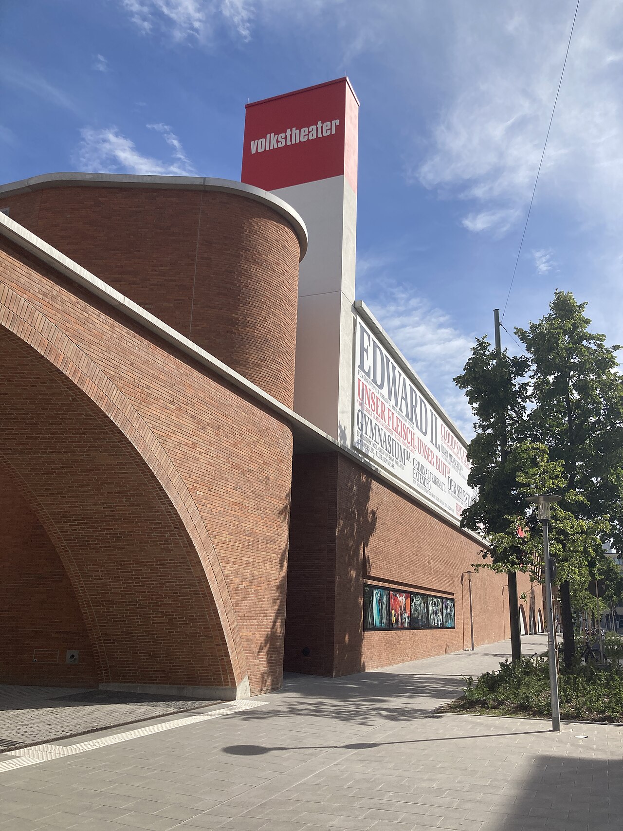 Volkstheater in Muenchen in der Tumblingerstrasse Turm mit Logo am Eingangstor