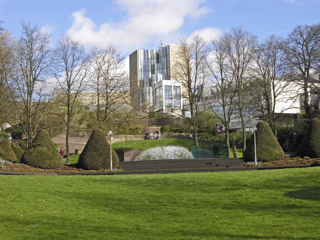 Beschreibung: Mönchengladbach, Museum Abteiberg mit Skulpturengarten Quelle: 07