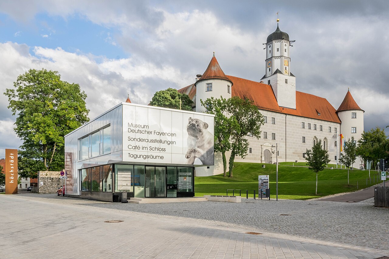 Ansicht von Nordwesten mit dem Neubau des Informations- und Ausstellungsgebäudes