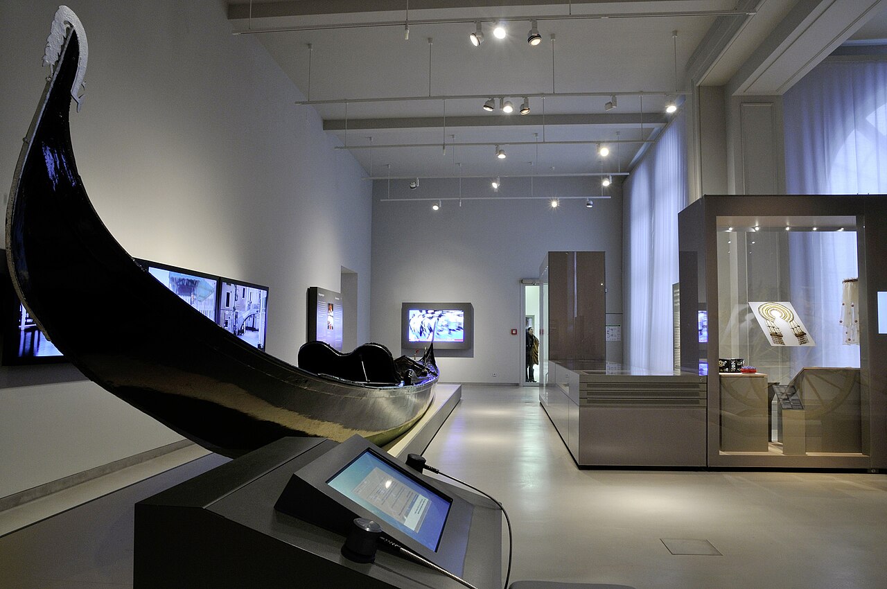 Blick auf die Venezianische Gondel in der neuen Dauerausstellung "Kulturkontakte - Leben in Europa"
