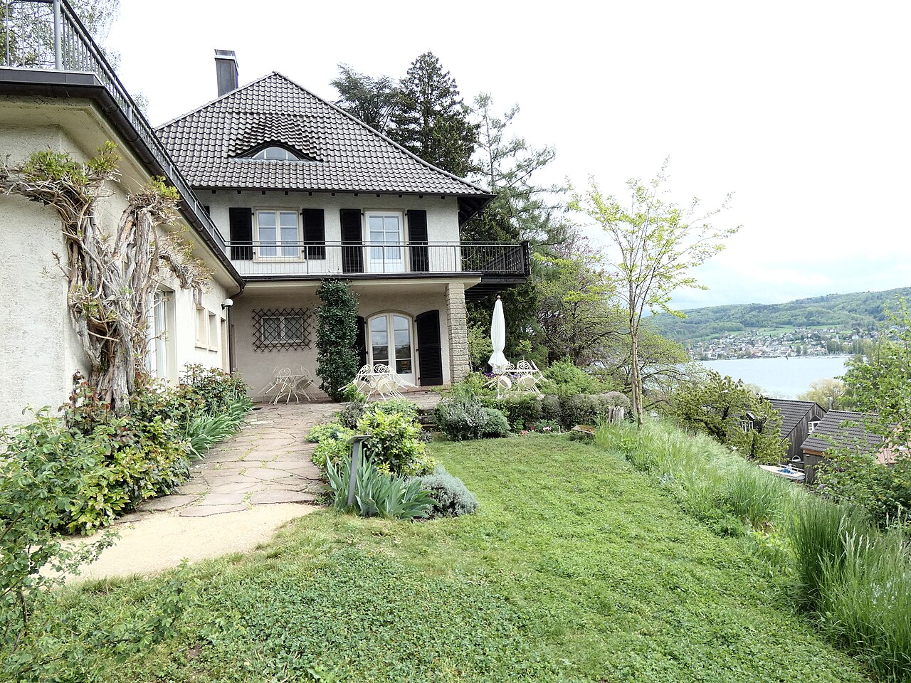 Wohnhaus von Otto Dix in Hemmenhofen, Westansicht mit Garten und Terrasse, heute Museum Haus Dix