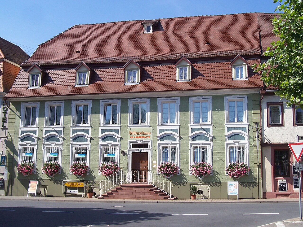 Sonnenplatz-Apotheke in Tauberbischofsheim (Am Sonnenplatz 4), erbaut 1720