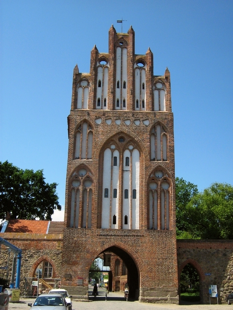 Das Treptower Tor (Haupttor, Stadtseite) in Neubrandenburg (Mecklenburg)