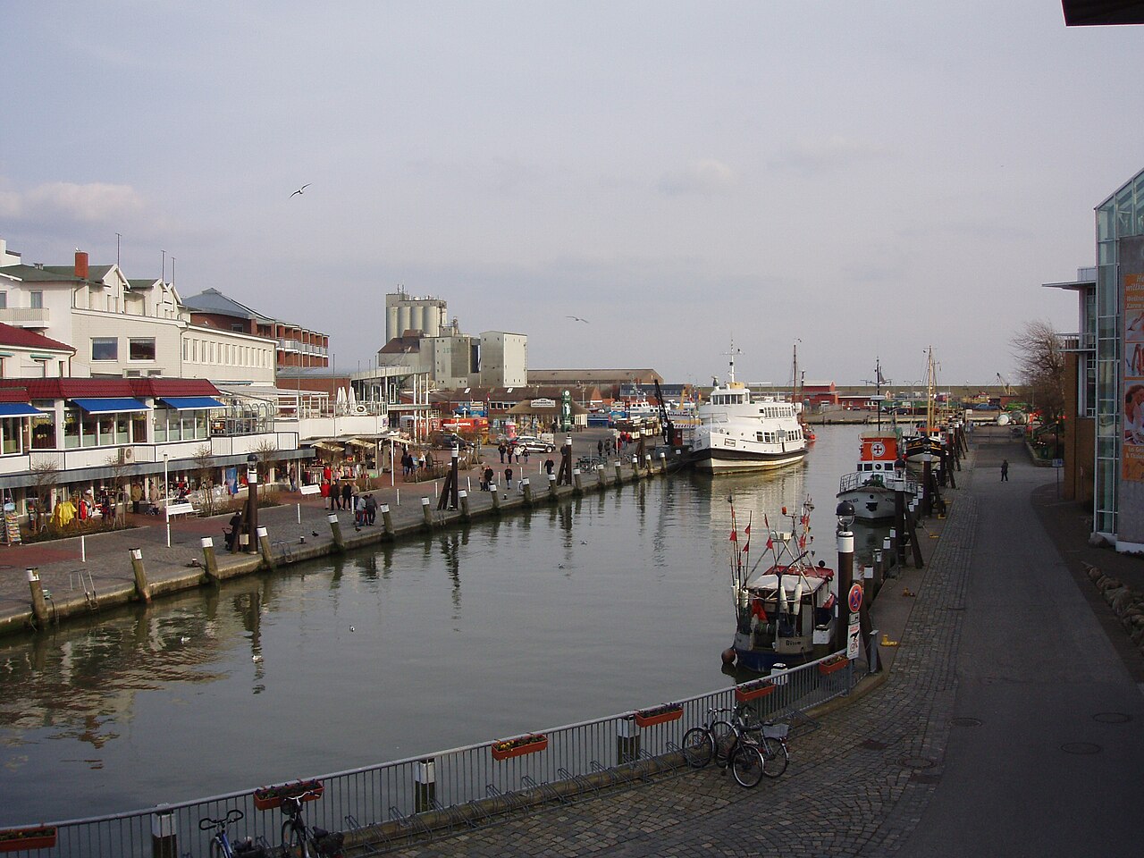 Museumshafen Büsum, der Jahreszeit entsprechend noch im halb gefüllten Zustand
