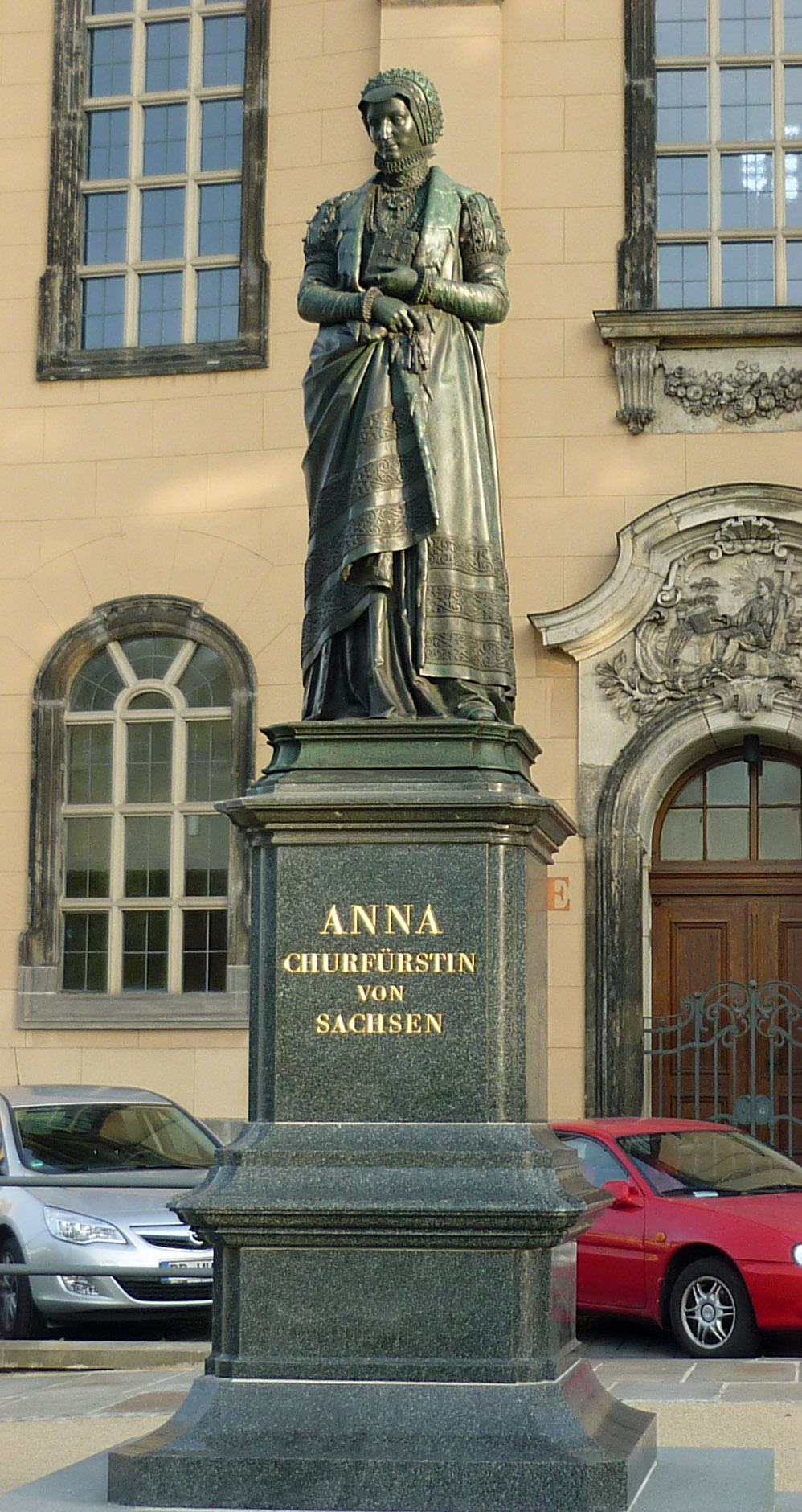 Denkmal der Kurfürstin Anna von Sachsen am neuen Standort Annenkirche in Dresden