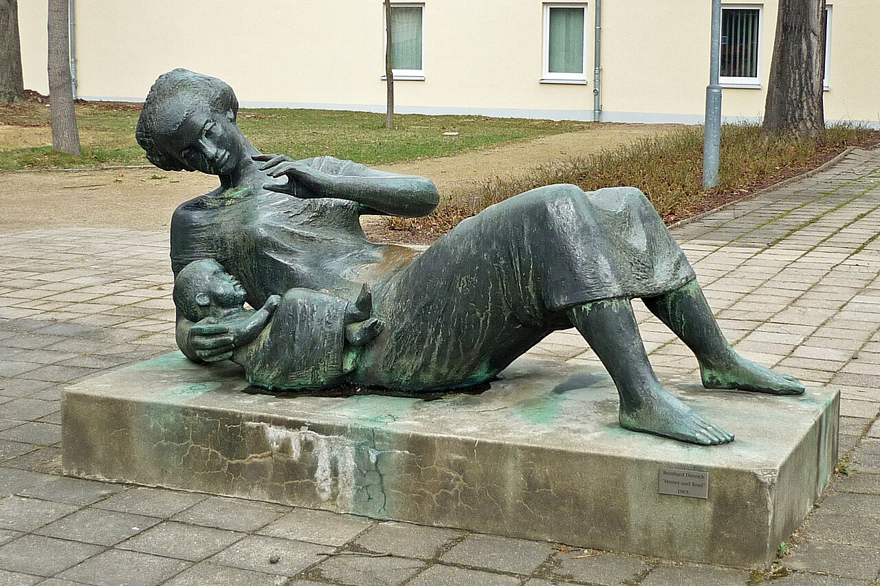 Plastik Mutter mit Kind von Reinhard Dietrich (1965)