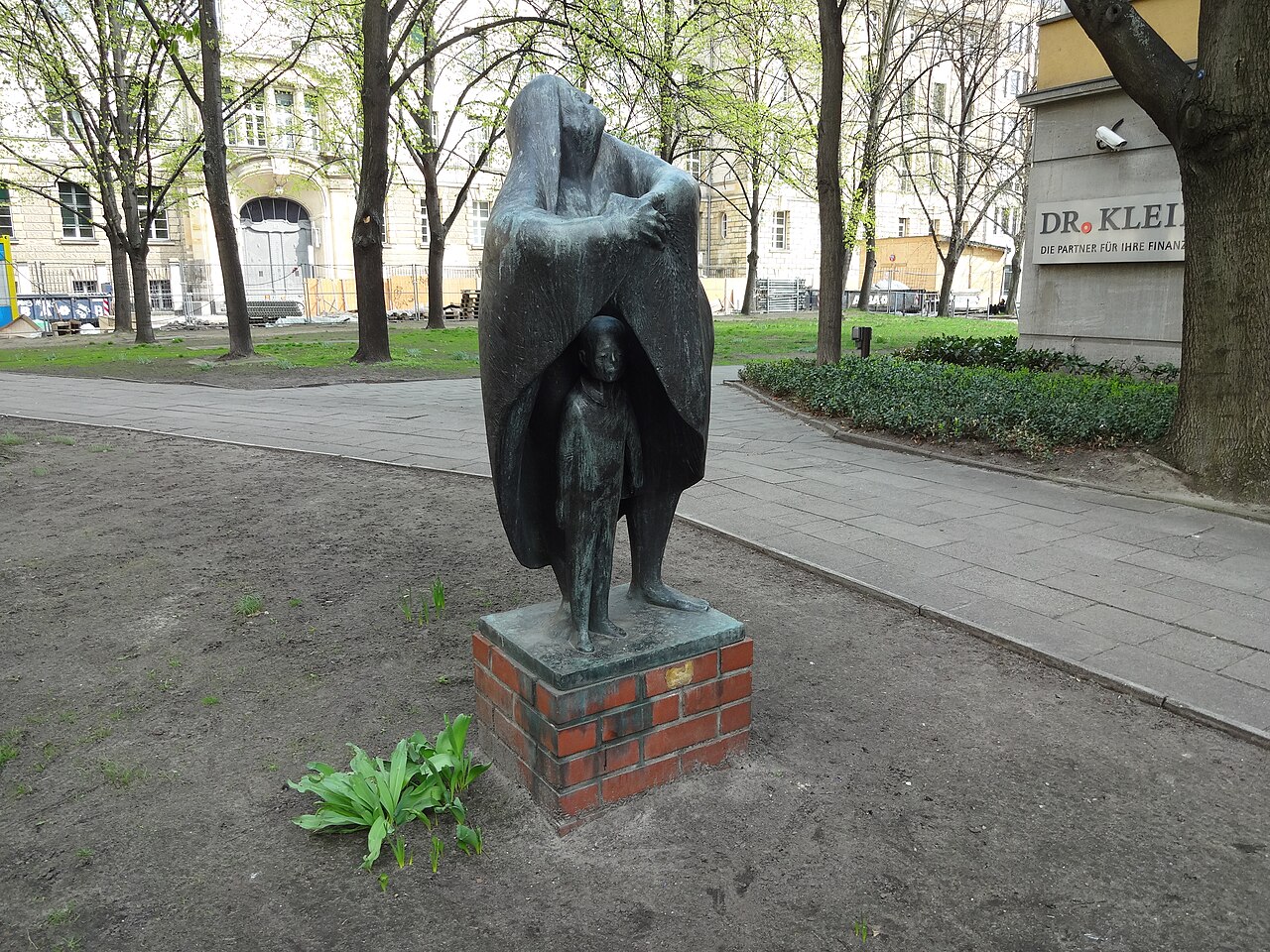 Skulptur, "Mutter und Kind" von Theo Balden , 1965, Klosterstraße 73a, Berlin-Mitte