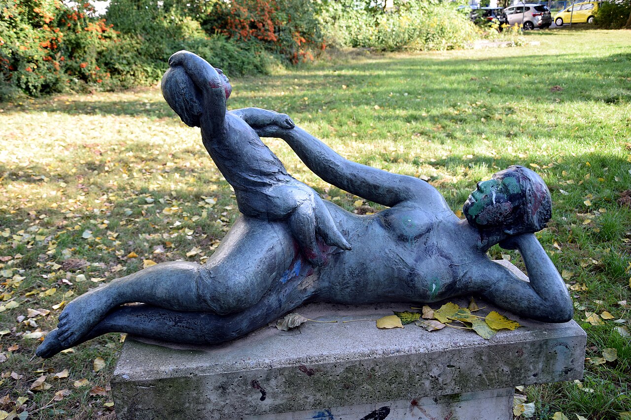 Sculpture Mutter mit Kind by Lore Plietzsch in Berlin-Marzahn, Germany (Fichtelbergstraße)