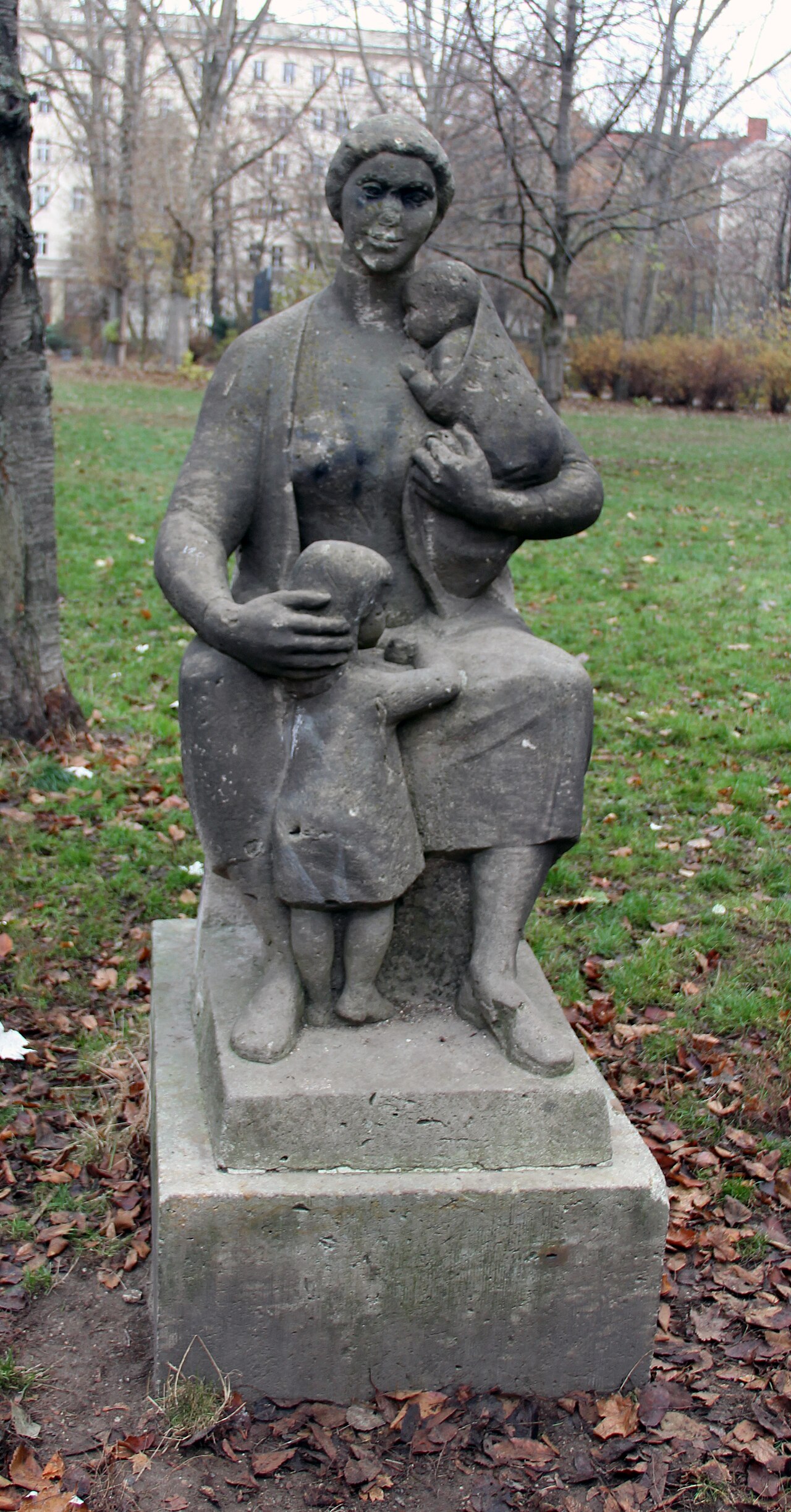 Sculpture, " Mutter mit Kindern ", Weidenweg 7, Berlin-Friedrichshain , Germany
