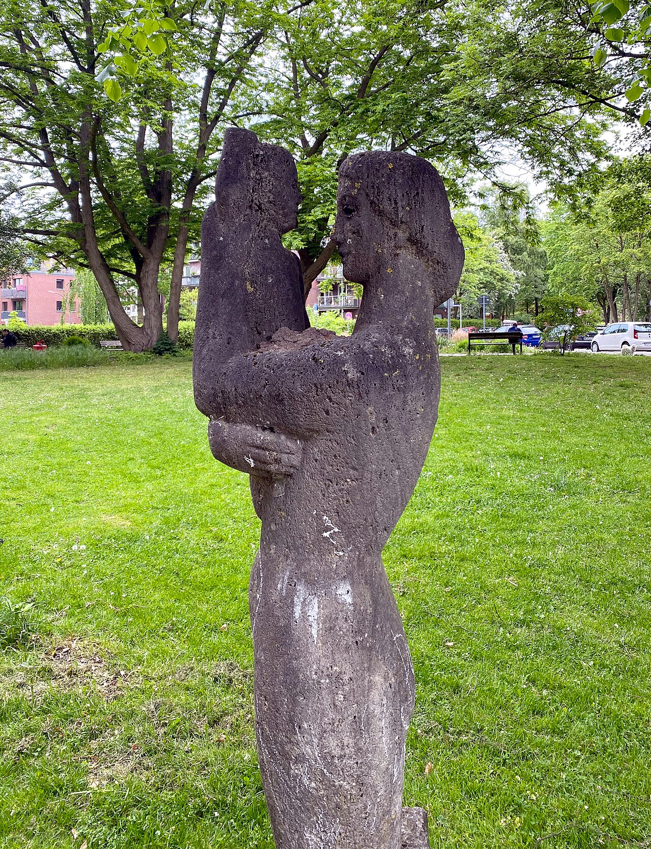 Skulptur "Mutter und Kind" (1959) von Otto Peters, Försterweg, Hamburg-Stellingen