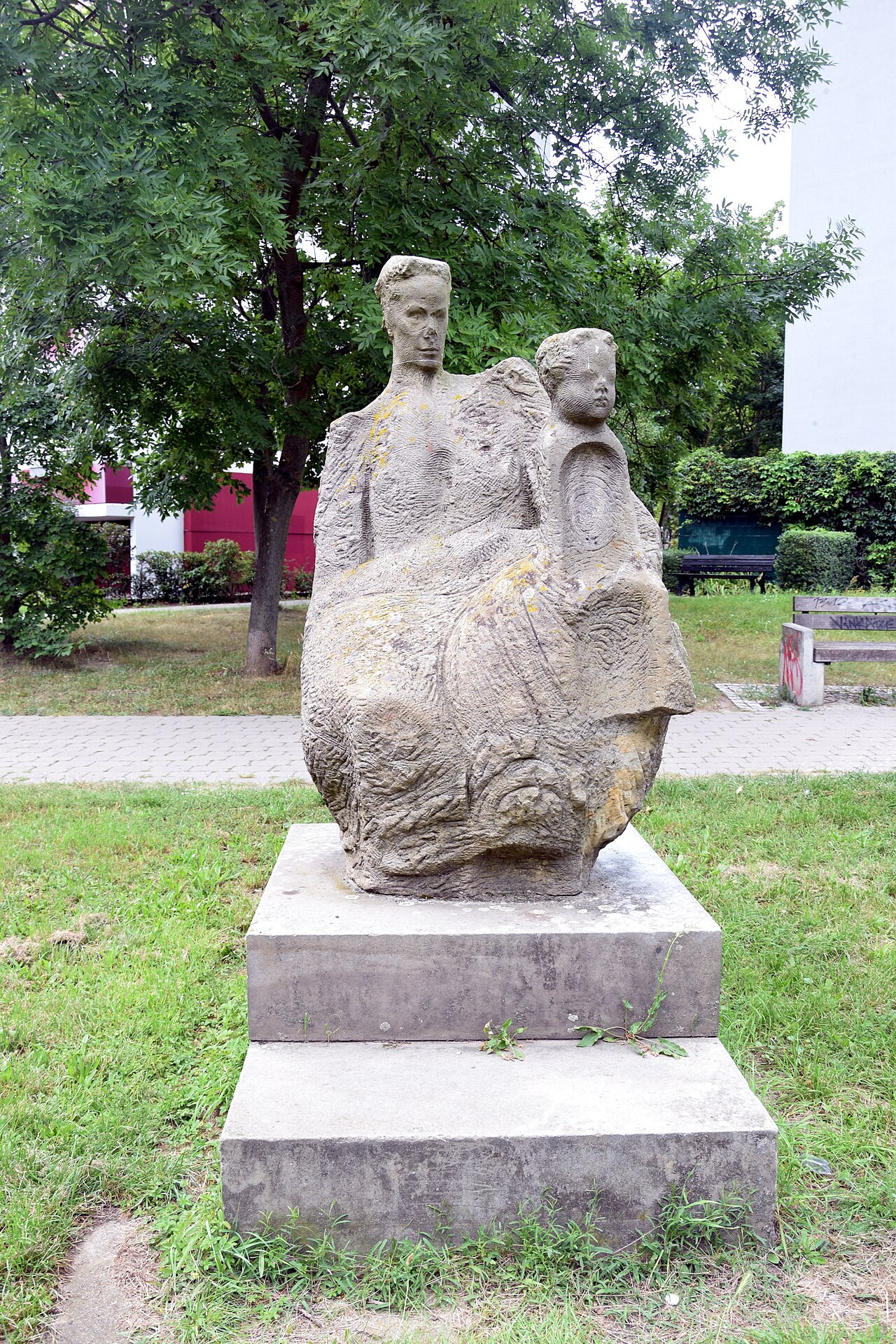 Sculpture Mutter und Kind by Barbara Zambrzycka-Sliwa in the Soringpfuhlpark in Berlin-Marzahn, Germany