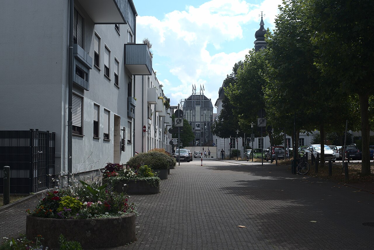 Blick den Nanteser Platz in Alt-Saarbrücken zu dem Schloss