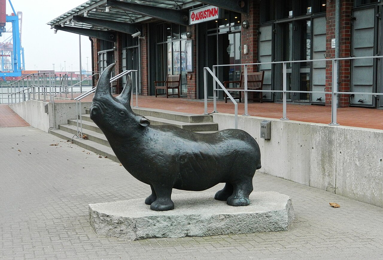 Horntier vor dem Augustinum