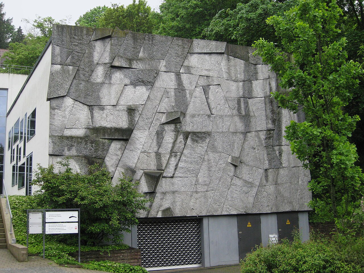 Bruno Knittel, Natursteinrelief, 1966 - Deutschland, Baden-Württemberg, Freiburg im Breisgau, Kath
