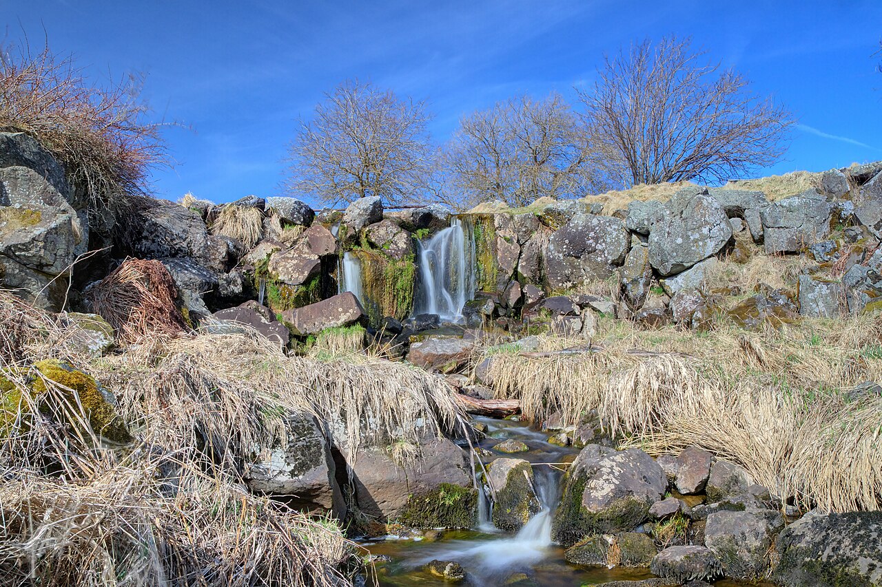 Langzeitbelichtung eines Wasserfalls am Naturdenkmal Eisgraben bei Hausen im Naturschutzgebiet "Lange Rhön"