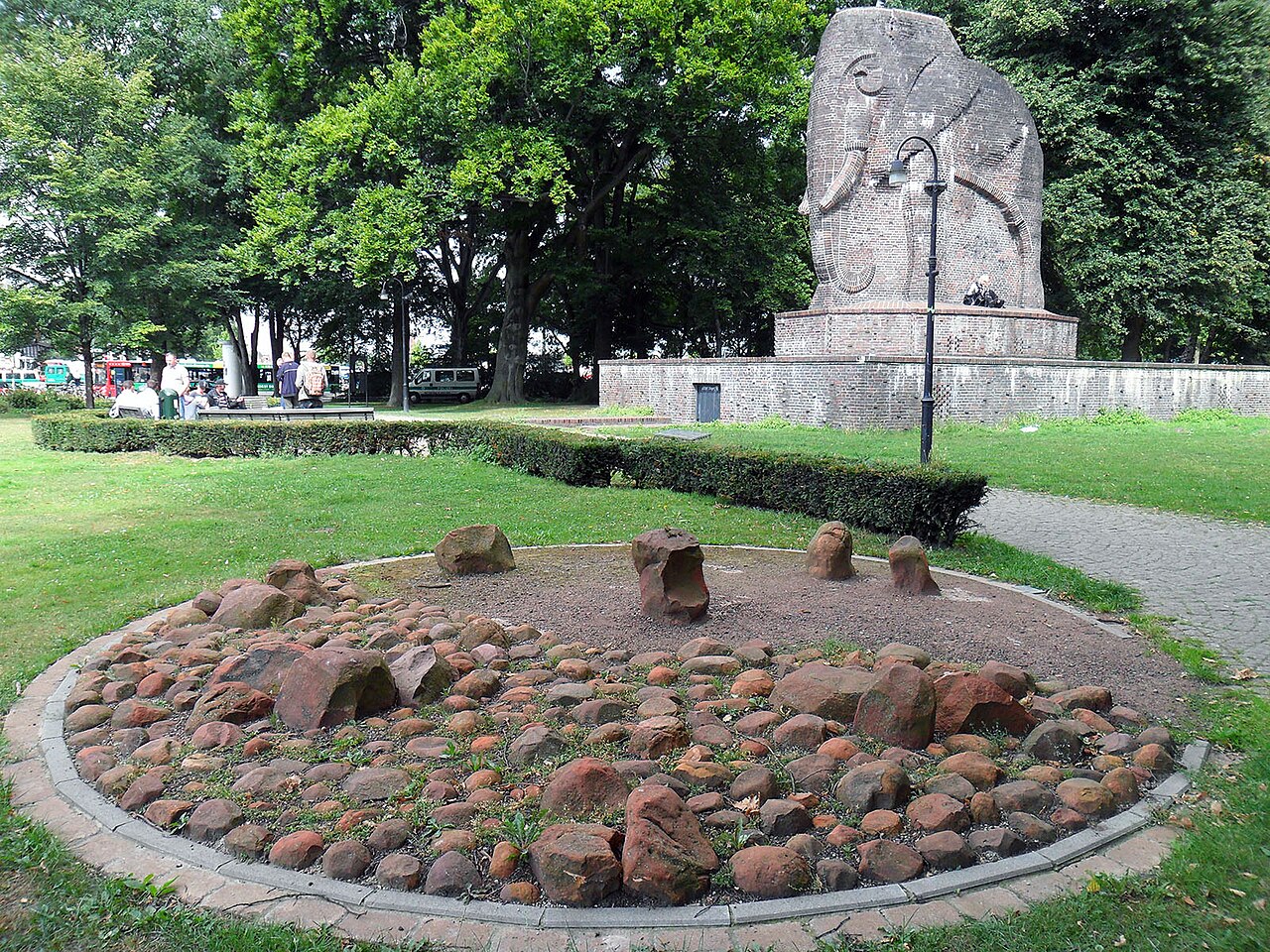 Antikolonialdenkmal in Bremen, im Vordergrund: Steine aus der Omaheke-Wüste