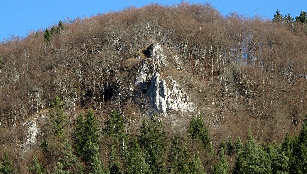Bärenfels oberhalb der Ortschaft Bärental mit der Burgstelle Neu-Hohenberg