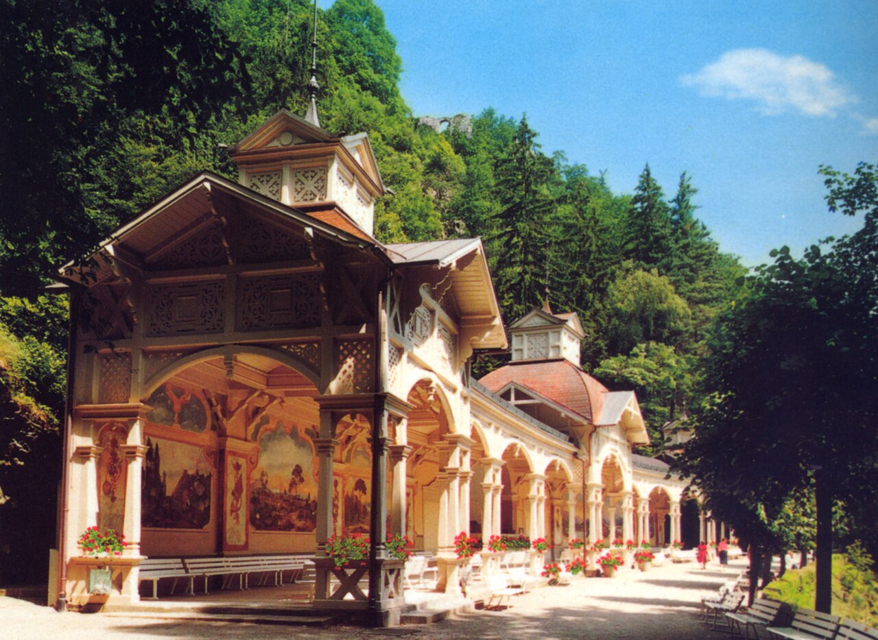 Bad Berneck in Fichtelgebirge: new colonnade in spa gardens