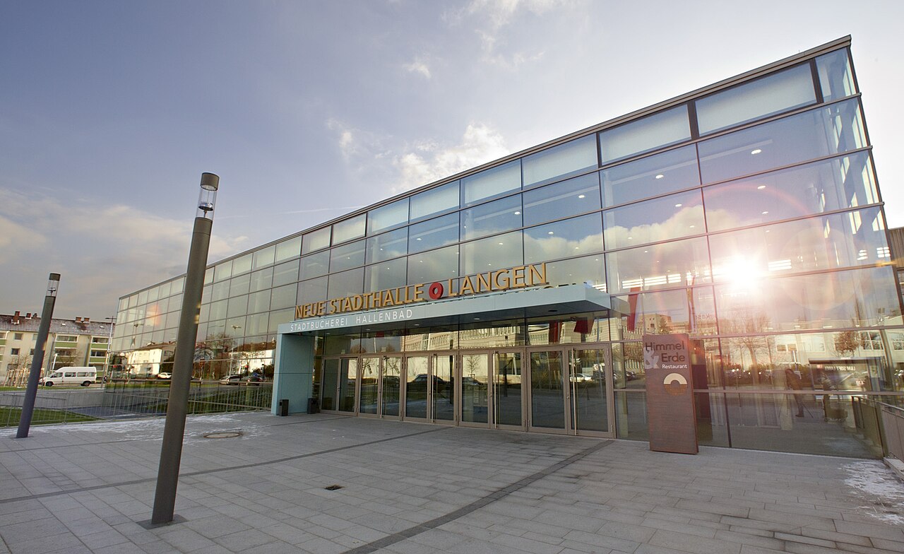 Glasfassade der Neuen Stadthalle in Langen (Hessen)