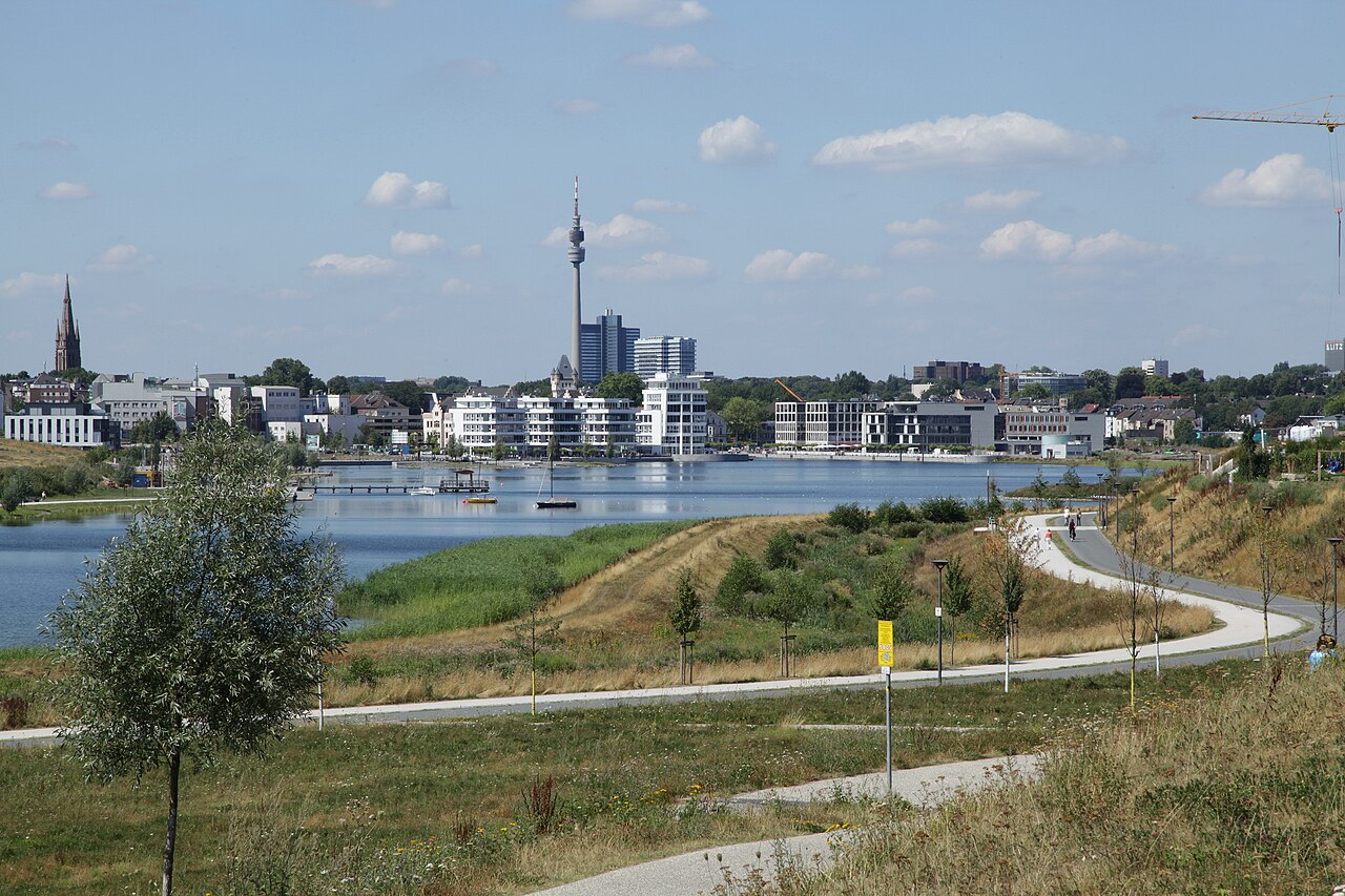 Blick vom Kaiserberg auf den Phoenix-See und Hörde in Dortmund