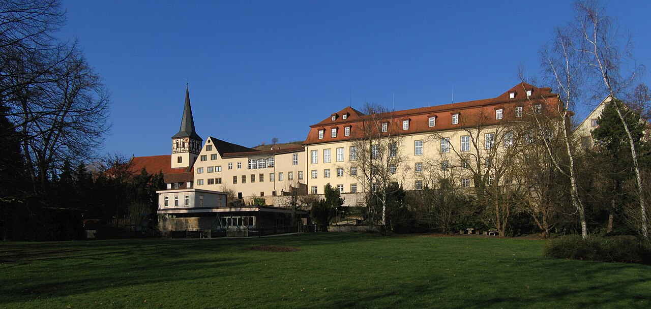 Neues Schloss in Ingelfingen, mit Schwarzem Hof und Nikolauskirche hinter der ehemaligen Trinkhalle im Kurpark