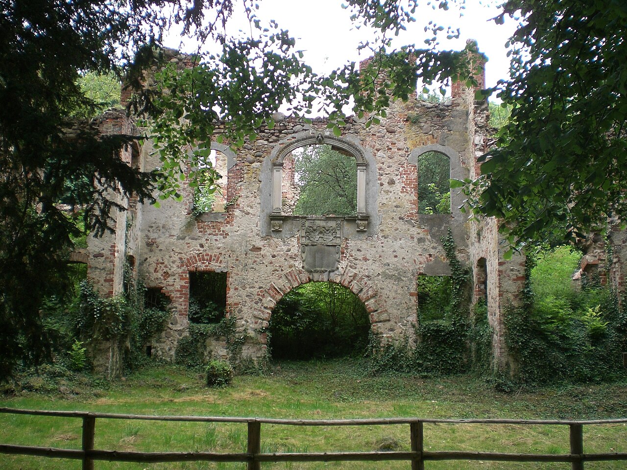 Ruine des Neuen Schlosses von Tylsen, das eines der prächtigsten Schlösser der Altmark gewesen war