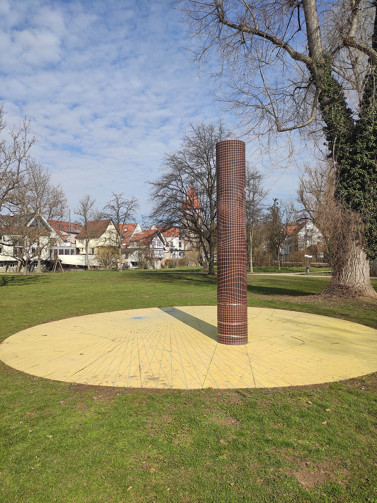 Die Sonnenuhr-Skulptur des Künstlers Tobias Rehberger auf der Erleninsel in Waiblingen
