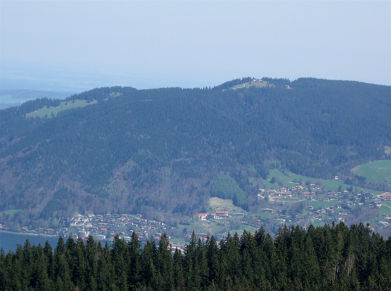 Neureuth über dem Tegernsee, vom Hirschberg gesehen