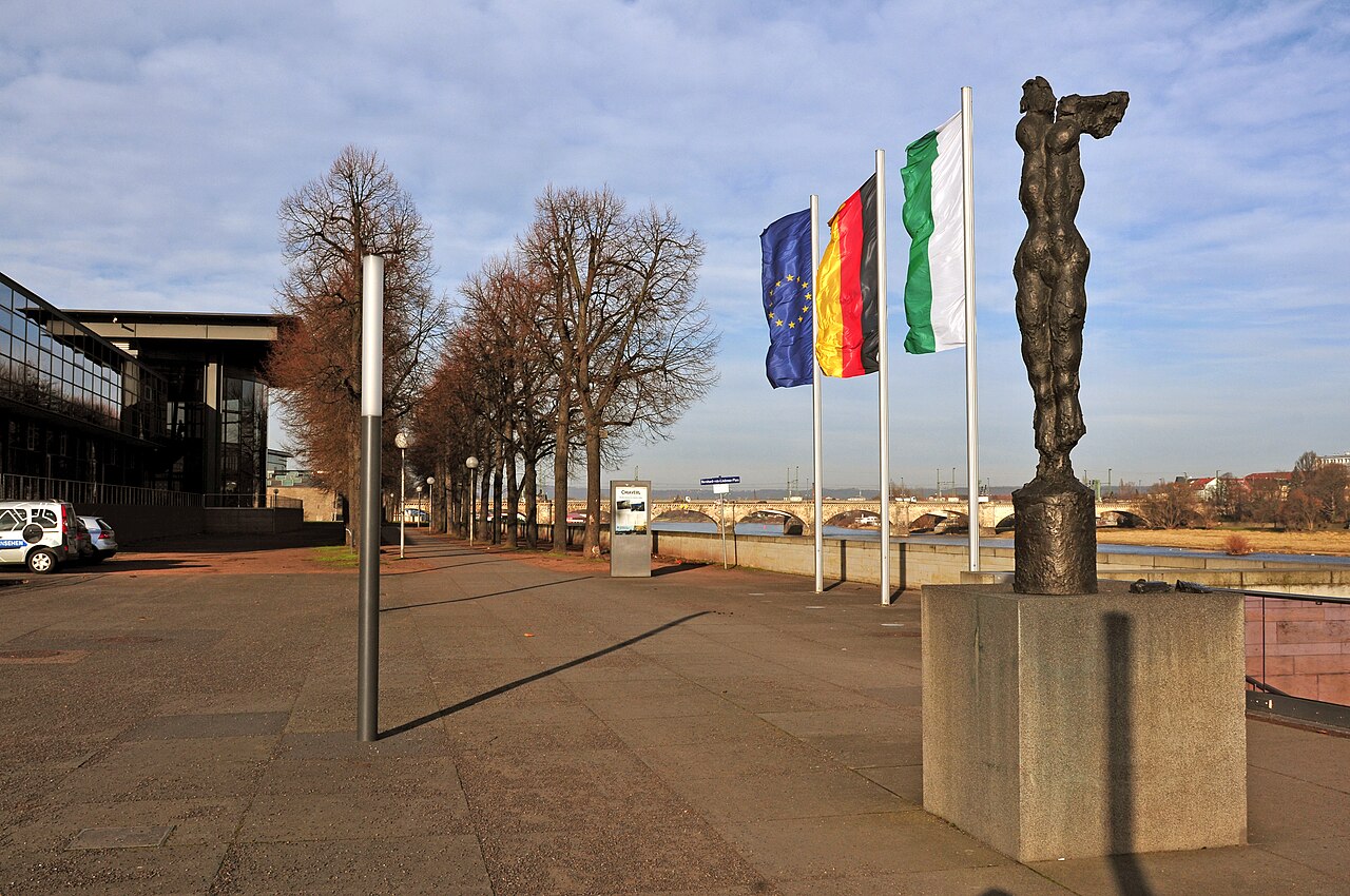 Sächsischer Landtag mit wehenden Knatterflaggen Sachsens, Deutschlands und der Europäischen Union