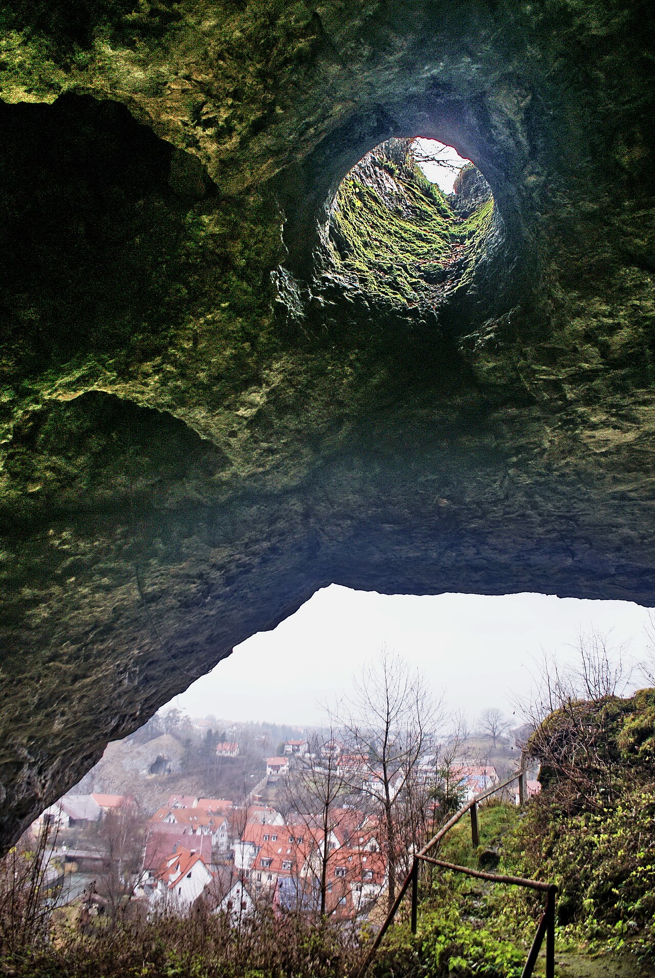 Blick aus der Nikolaushöhle auf die Göpfelsteinhöhle und Veringenstadt