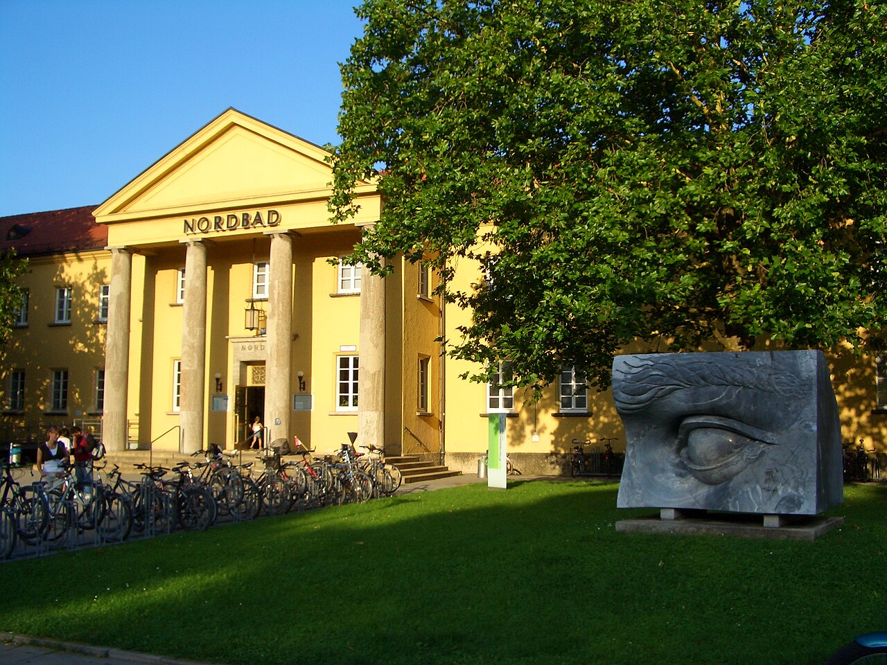 Nordbad München, Haupteingang, davor Skulptur von Anne und Patrick Poirier