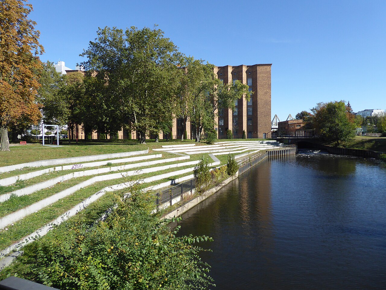 Berlin-Wedding Park am Nordhafen Blick auf Abspannwerk Scharnhorst und Panke-Mündung