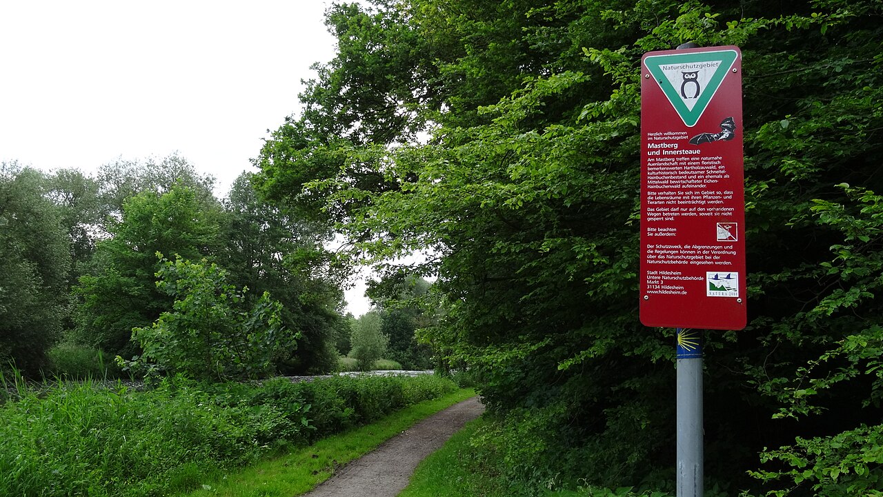 Schild vom Naturschutzgebiet Mastberg und Innersteaue, Hildesheim
